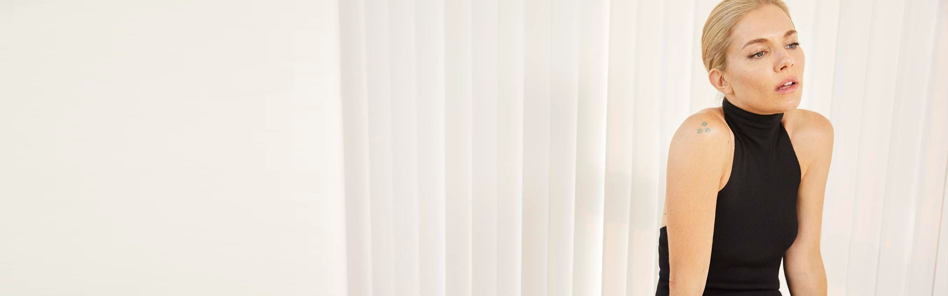 Стилските комбинации што ја направија Сиена Милер безвременска модна икона