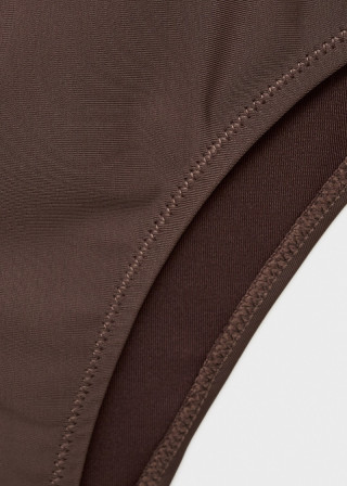 ЕДНОДЕЛЕН КОСТИМ ЗА КАПЕЊЕ 