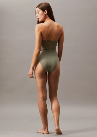 ЕДНОДЕЛЕН КОСТИМ ЗА КАПЕЊЕ 