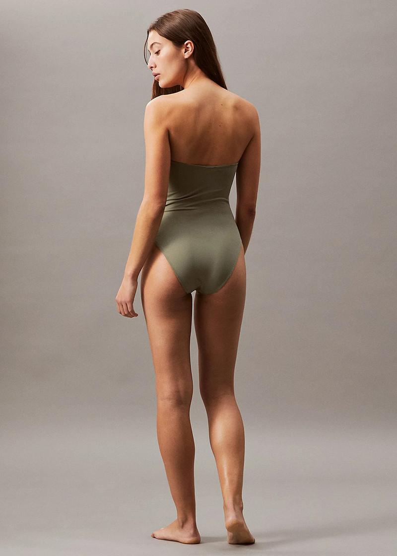 ЕДНОДЕЛЕН КОСТИМ ЗА КАПЕЊЕ 