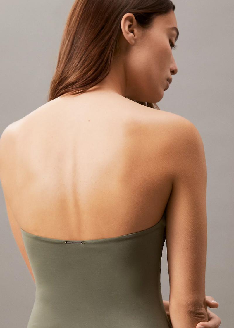 ЕДНОДЕЛЕН КОСТИМ ЗА КАПЕЊЕ 